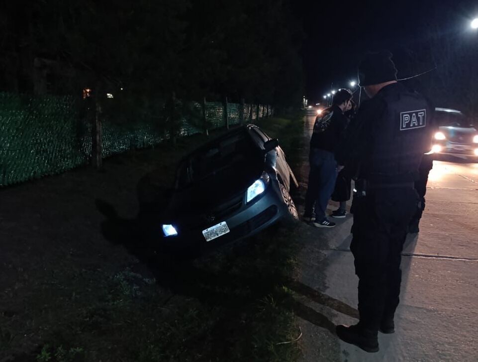 Iba con dos menores en auto por Roldán y cayó a un zanjón: la alcoholemia le dio cuatro veces lo permitido
